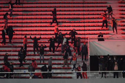 Torcedores do Independiente invadem área destinada aos hinchas da Universidad de Chile, no estádio Libertadores de América