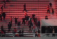 Torcida de La U obrigou funcionário de estádio a beber urina, diz jornal