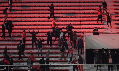 Torcida de La U obrigou funcionário de estádio a beber urina, diz jornal