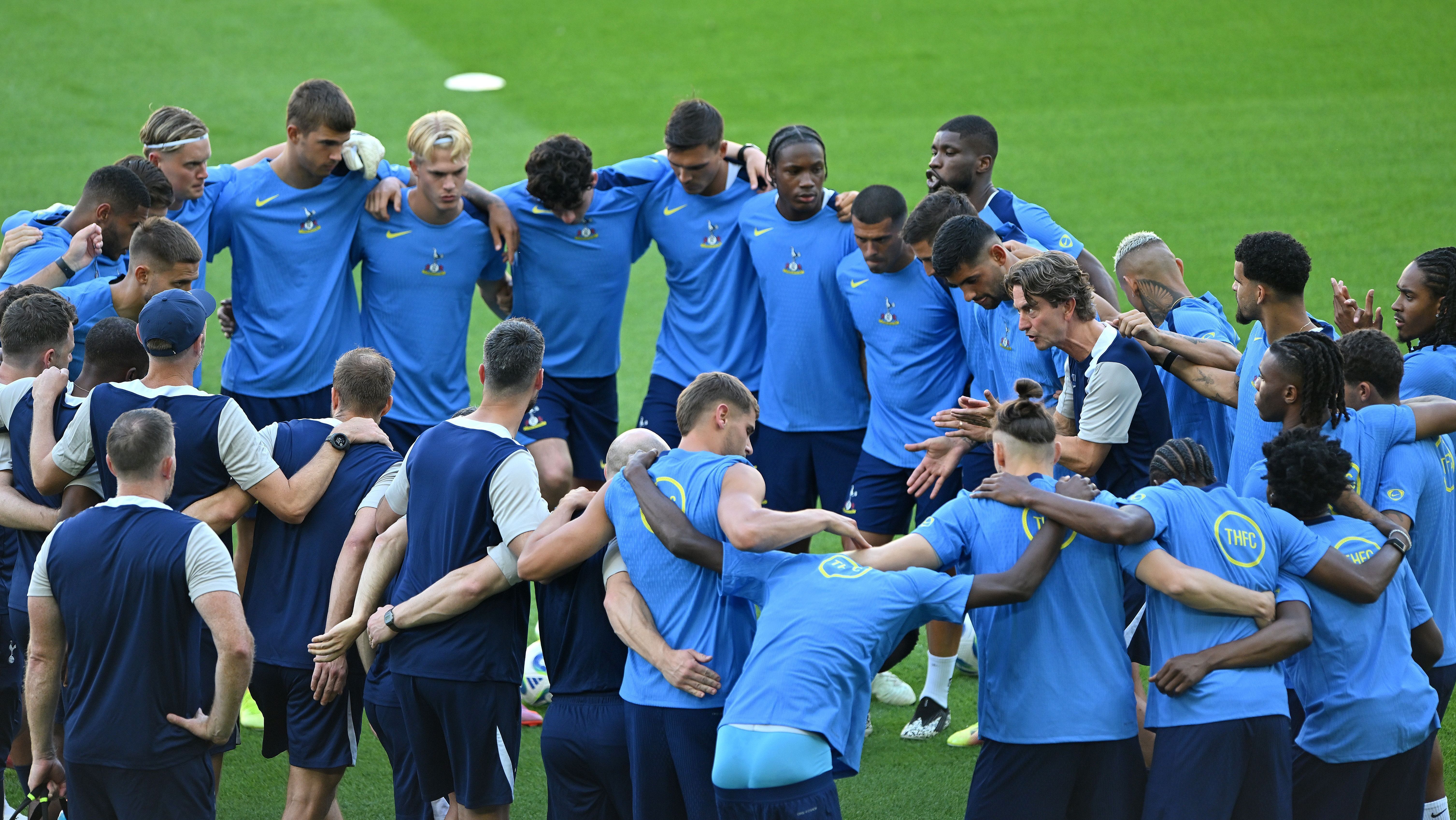 Thomas Frank, técnico do Tottenham, conversa com os atletas antes da final da Supercopa