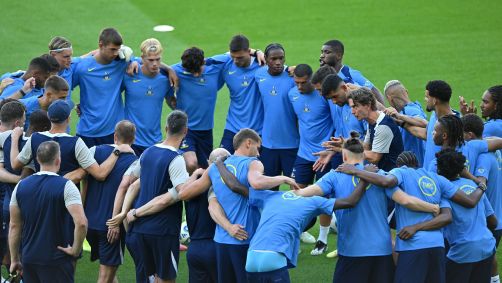 Thomas Frank, técnico do Tottenham, conversa com os atletas antes da final da Supercopa
