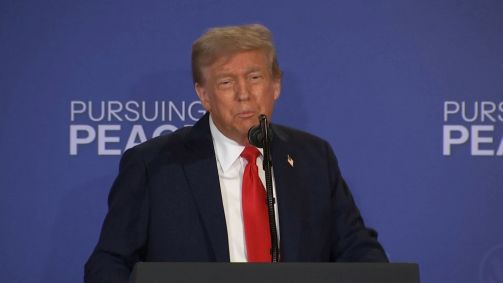 Donald Trump durante coletiva de imprensa com Vladimir Putin no Alasca