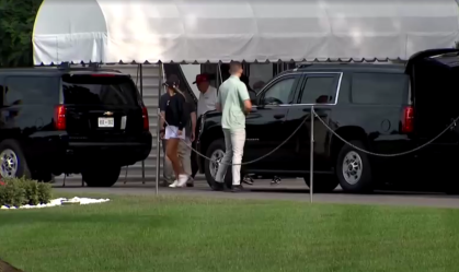 Trump joga golfe nos EUA após ser alvo de fake news sobre morte