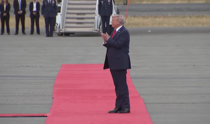 Trump bate palmas para Putin na chegada do russo na pista do aeroporto