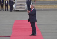 Trump bate palmas para Putin na chegada do russo na pista do aeroporto