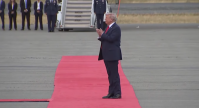 Trump bate palmas para Putin na chegada do russo na pista do aeroporto