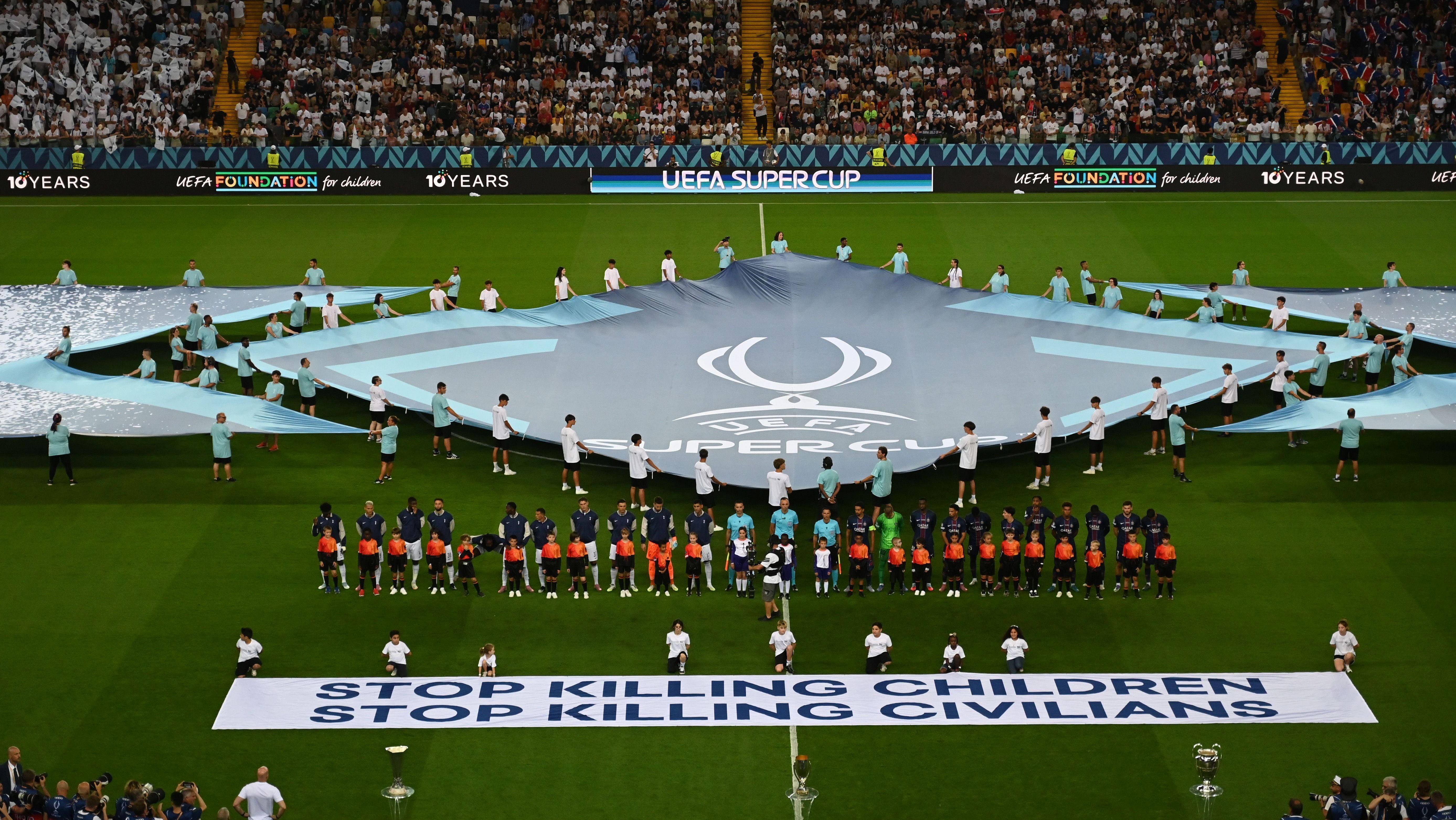 Uefa exibe faixas "parem de matar crianças" e "parem de matar civis" antes da Supercopa da Europa entre PSG e Tottenham