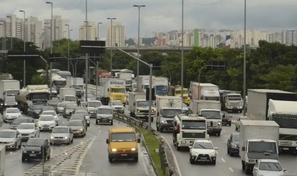 Policial civil é atingido ao reagir a assalto na Marginal Tietê, em SP