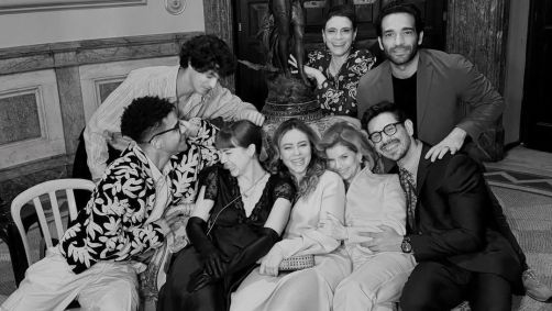 Alice Wegmann posa ao lado do elenco de "Vale Tudo"