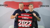 Flamengo acerta renovação de Varela; novo contrato vai até 2027