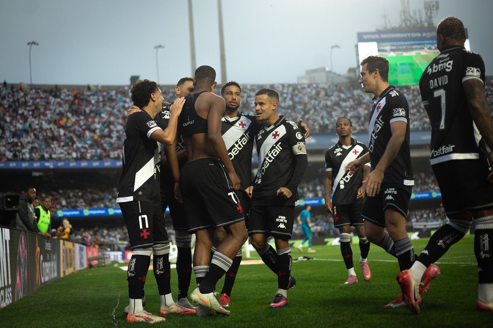 Jogadores do Vasco celebram um dos gols na goleada sobre o Santos