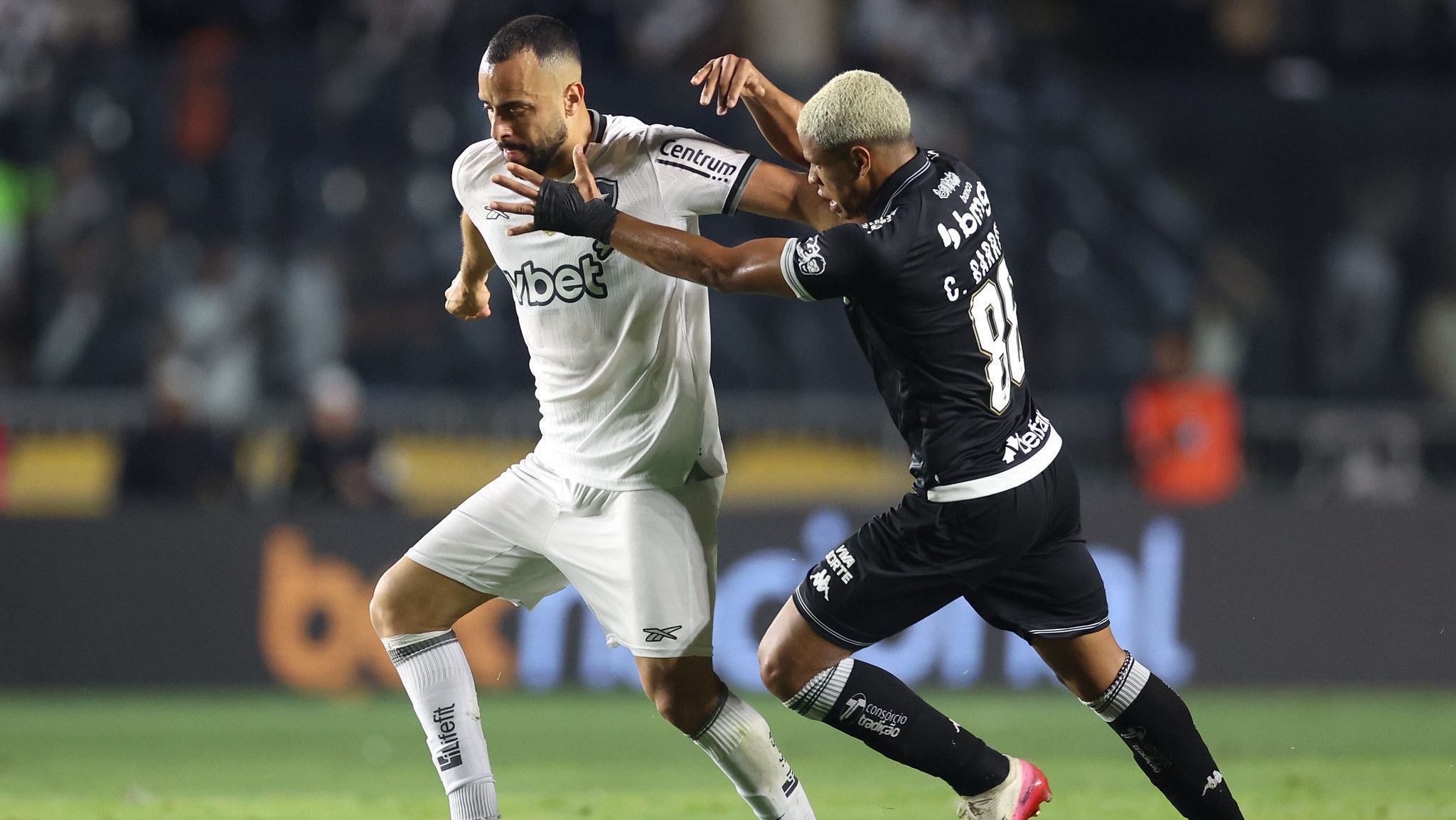 Disputa de jogo entre jogadores de Vasco e Botafogo, em duelo pela Copa do Brasil