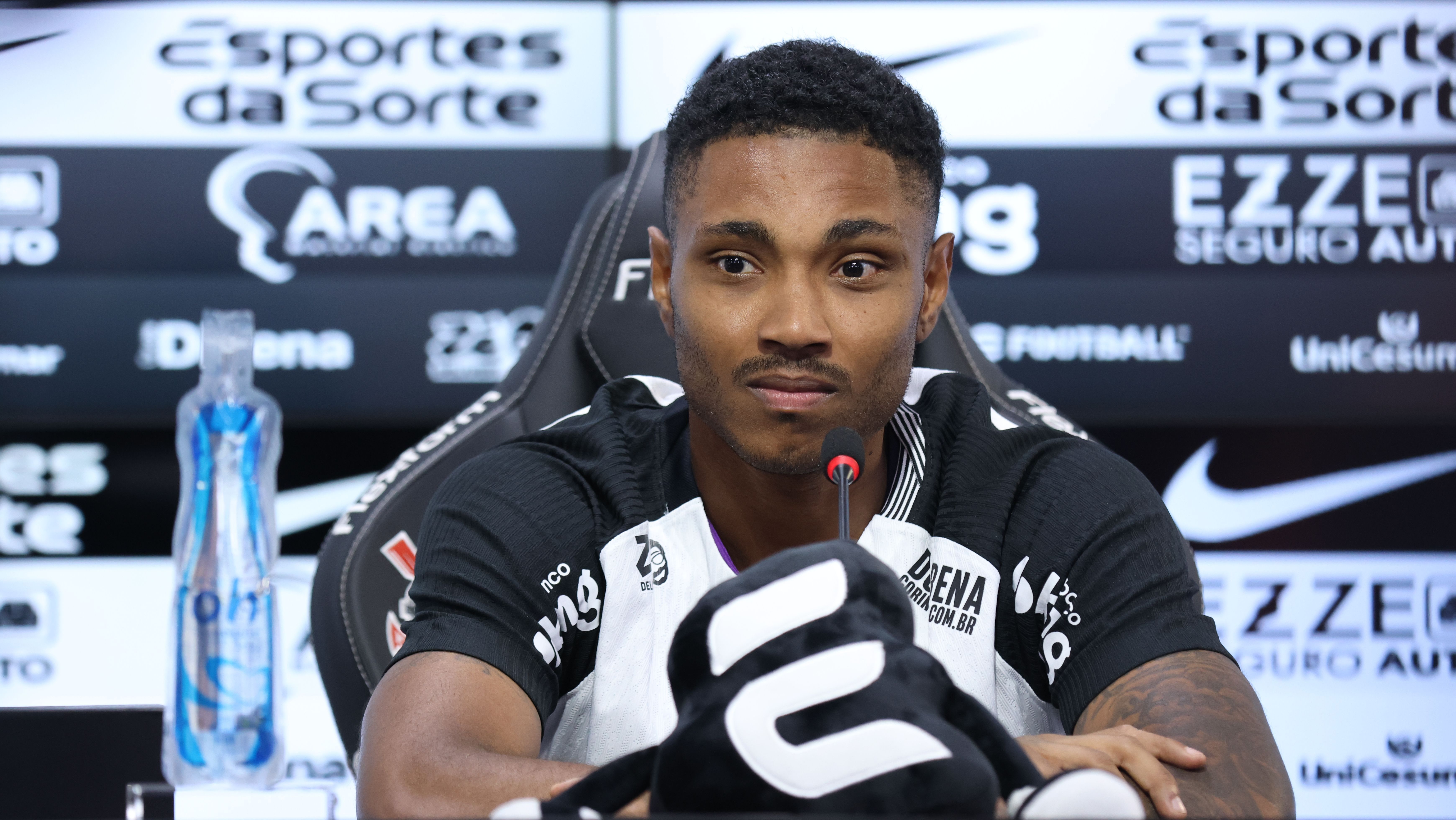 Vitinho foi apresentado pelo Corinthians