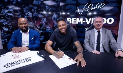 Corinthians anuncia o atacante Vitinho, ex-Flamengo