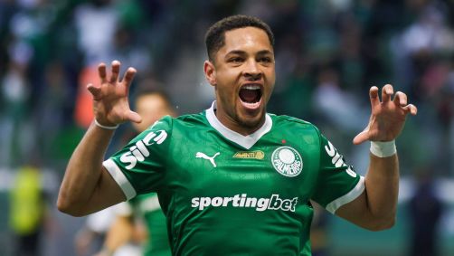 Vitor Roque comemora gol da vitória do Palmeiras contra