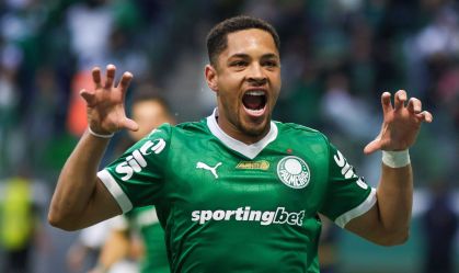 Vitor Roque comemora gol da vitória do Palmeiras contra