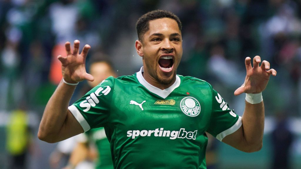 Vitor Roque comemora gol da vitória do Palmeiras contra o Ceará