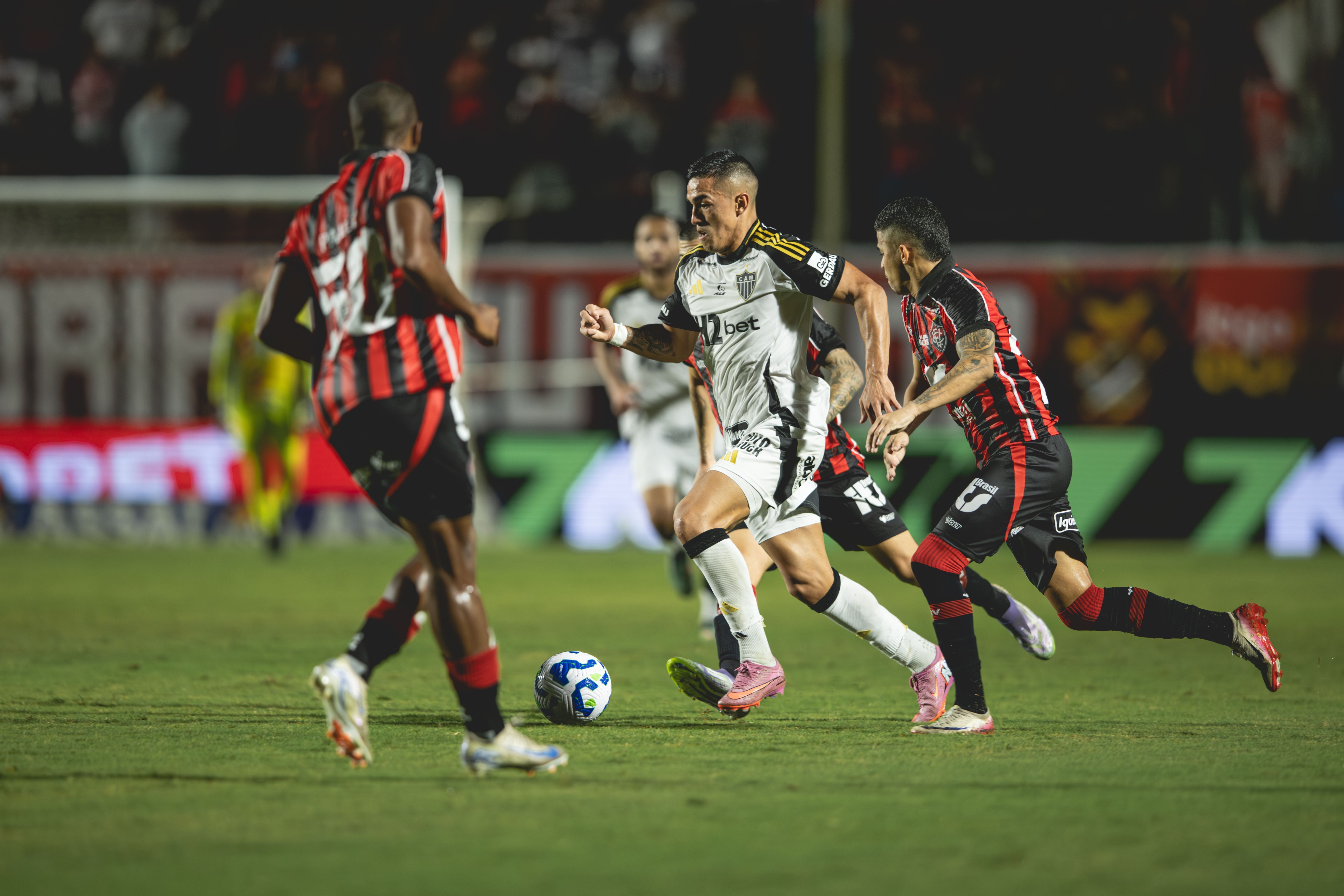 Atlético-MG, já com 45 pontos, tem chance muito remota de queda, enquanto Vitória pode alcançar pontuação mas ainda cair, a depender dos adversários