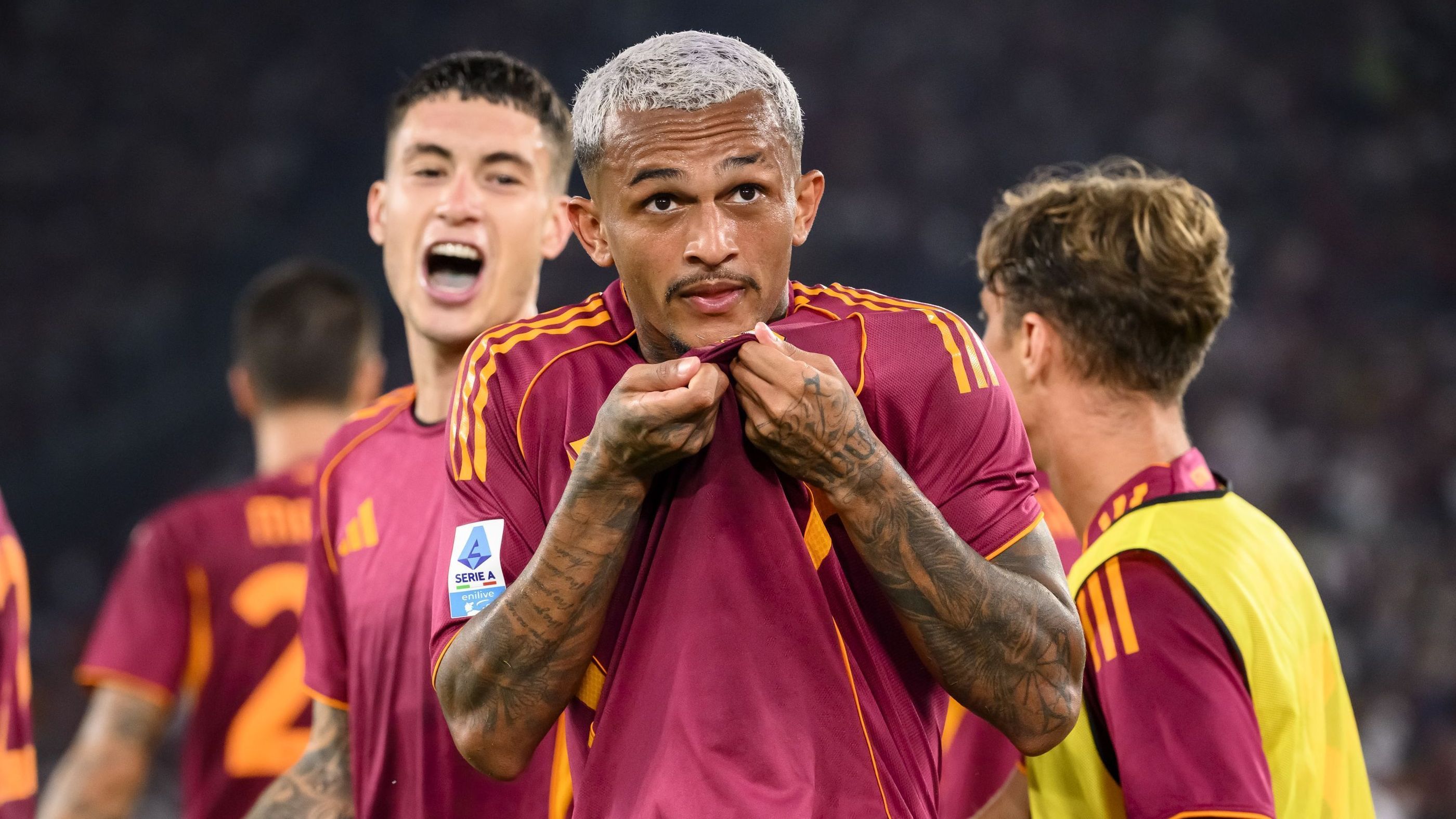Wesley comemora seu primeiro gol pela Roma