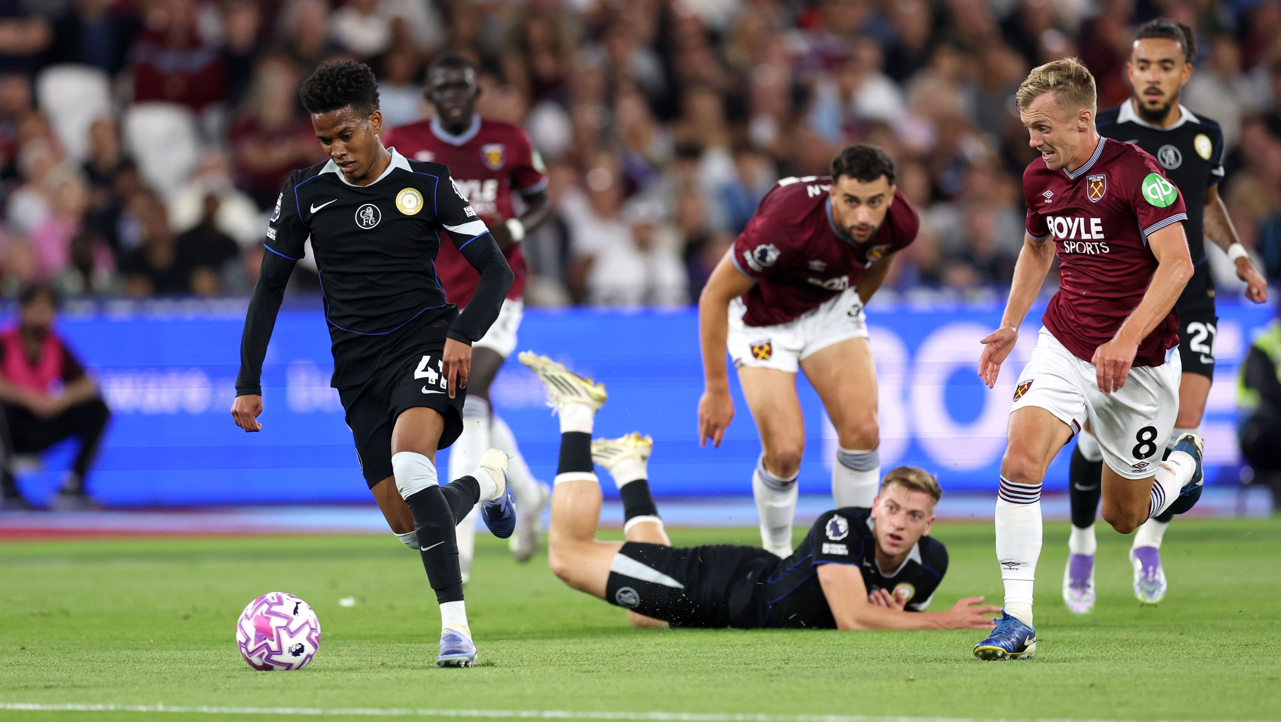 Estêvão arranca com a bola antes de dar primeira assistência pelo Chelsea na Premier League