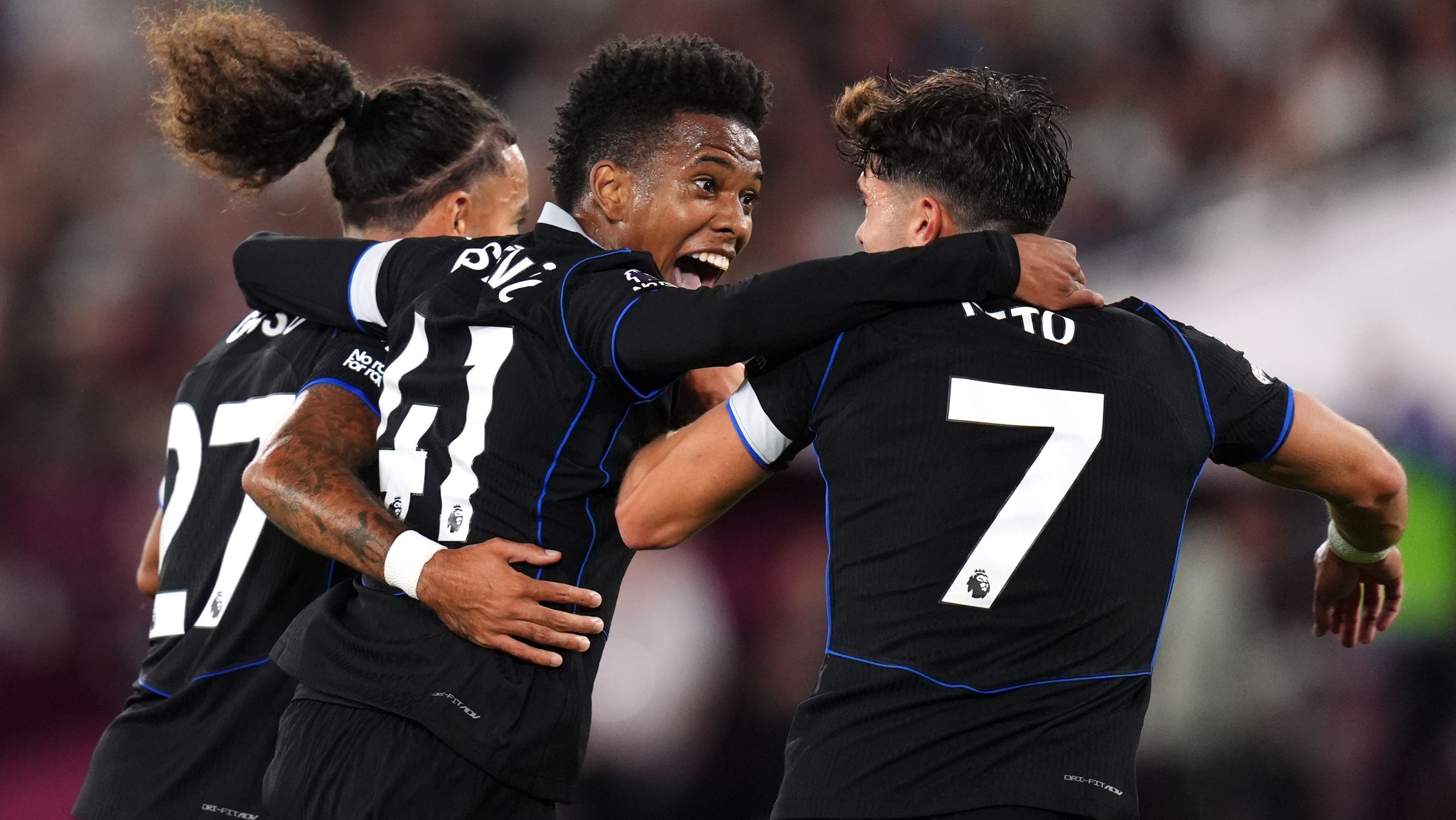 Estêvão comemora com Pedro Neto e Malo Gusto a assistência que deu para o gol de Enzo Fernández