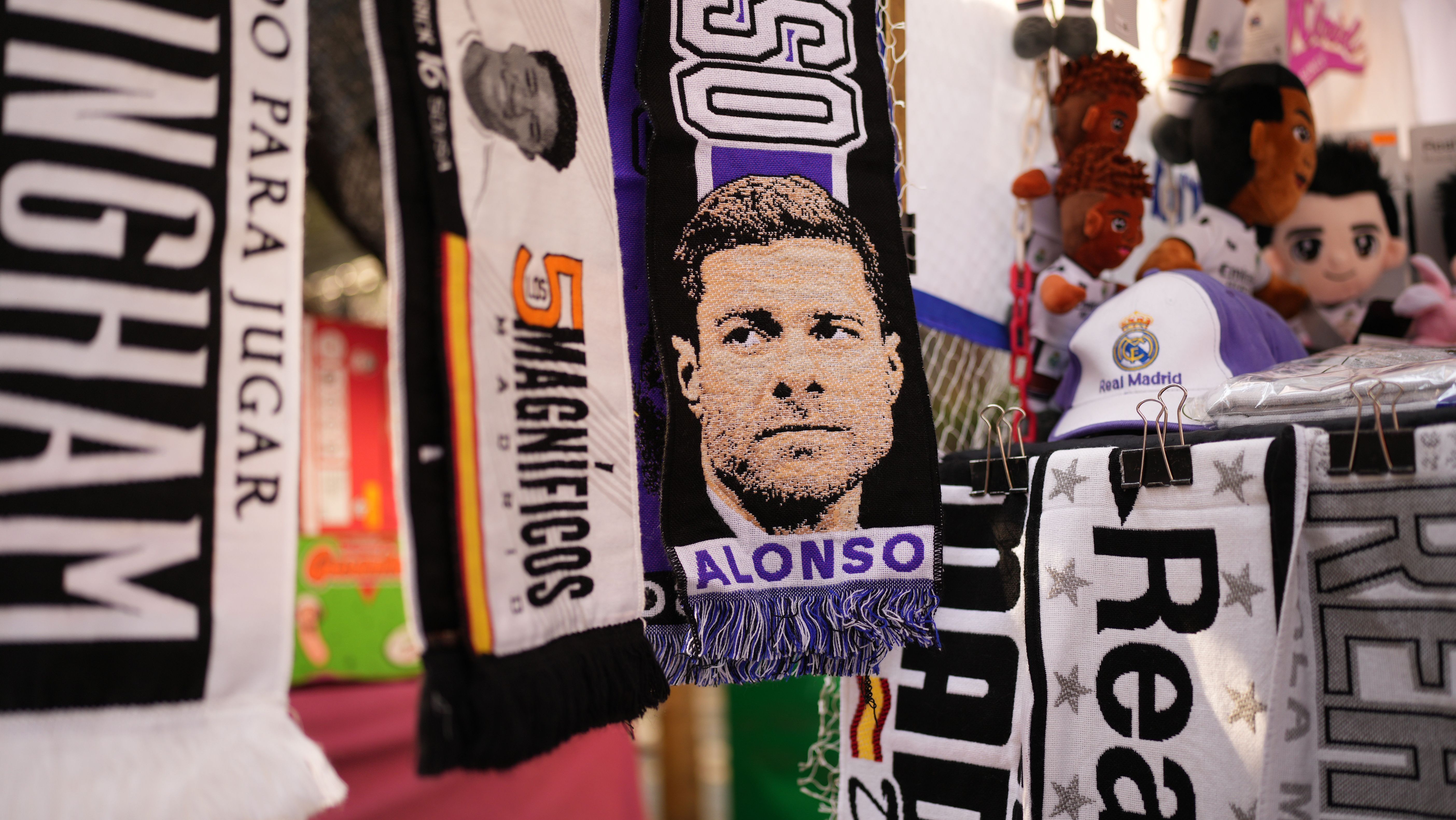 Xabi Alonso em cachecol do Real Madrid antes de jogo contra o Osasuna