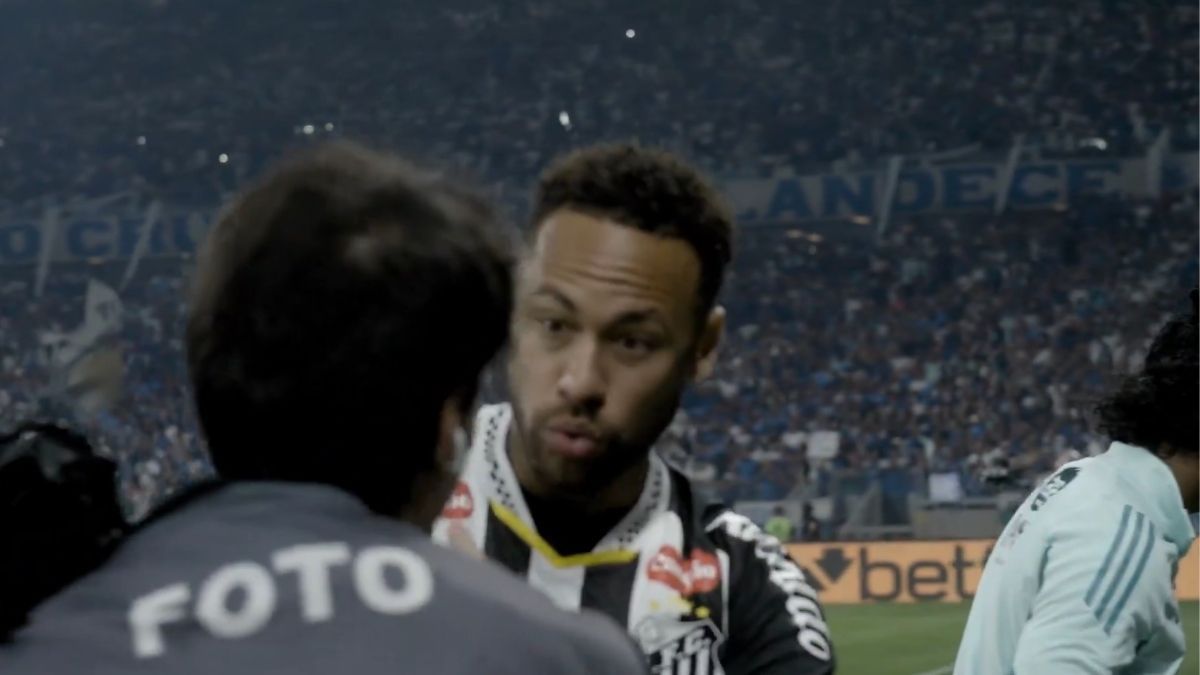 Momento da trombada de Neymar no fotógrafo Yuri Laurindo