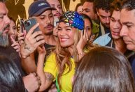 Karol G atende fãs na porta do hotel em São Paulo