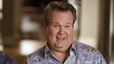 Estrela de "Modern Family" se casa em seu próprio aniversário; veja fotos