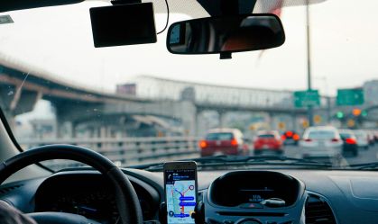 Motorista de aplicativo se torna réu por crimes sexuais contra adolescentes
