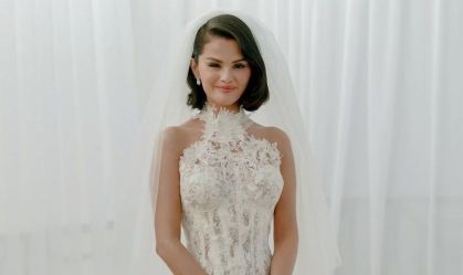 Selena Gomez mostra que usou 3 vestidos no casamento; veja as peças