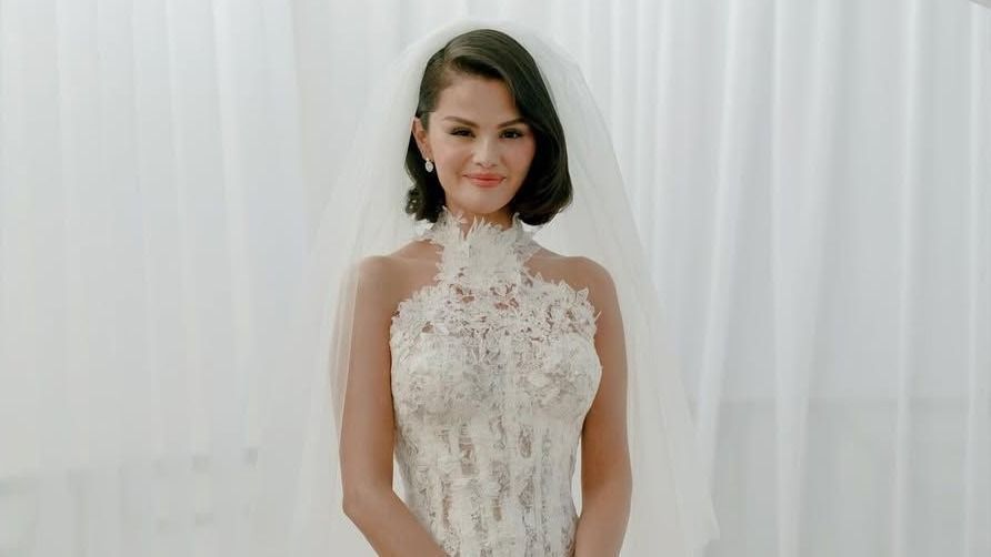 Selena Gomez mostra que usou 3 vestidos no casamento; veja as peças