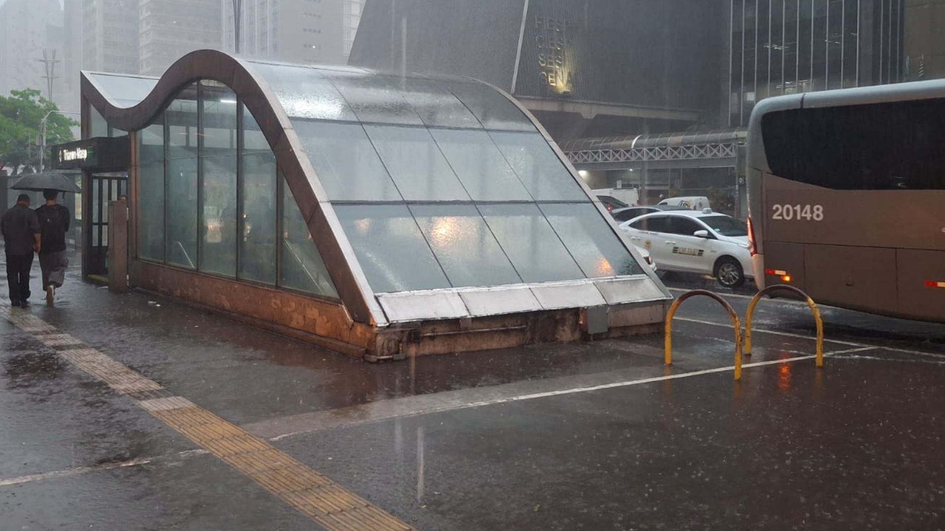 Nevoeiro denso cobre São Paulo e afeta visibilidade