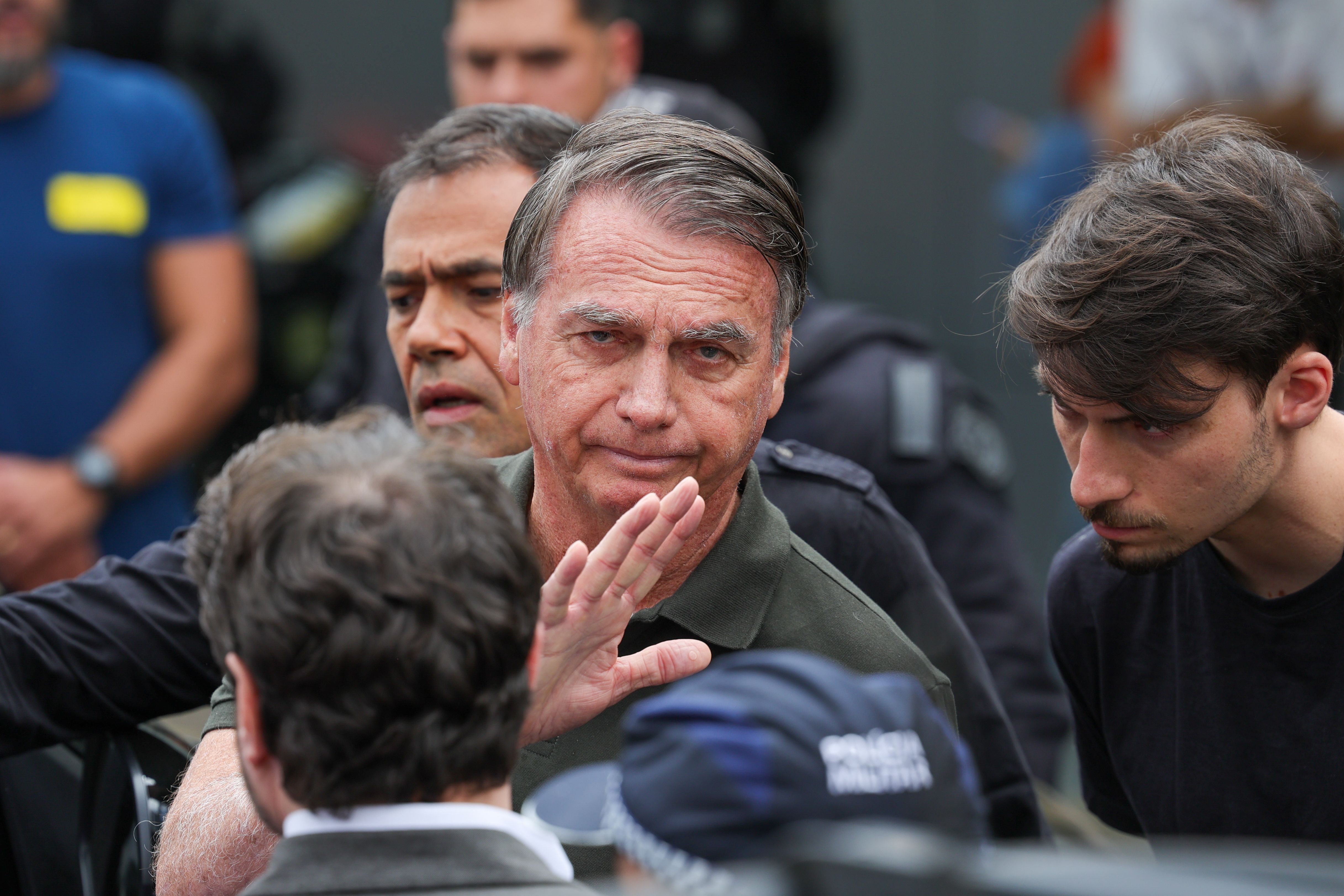 Ex presidente Bolsonaro deixa o hospital