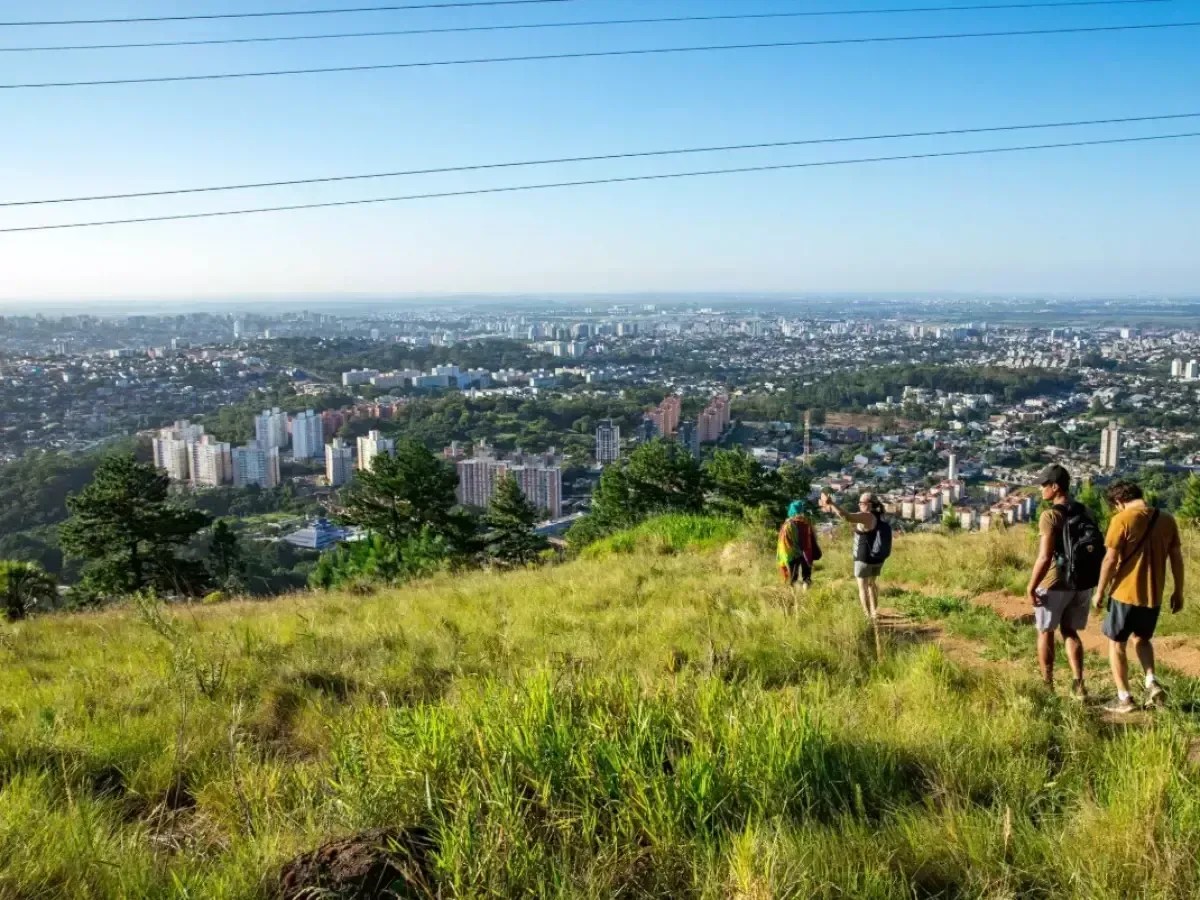 Grupo de 17 pessoas é resgatado após se perder em trilha de morro em Porto Alegre