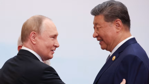 O presidente russo, Vladimir Putin, fala com o líder chinês Xi Jinping durante a Cúpula da Organização de Cooperação de Xangai (OCX) em Tianjin, China, em 1º de setembro de 2025
