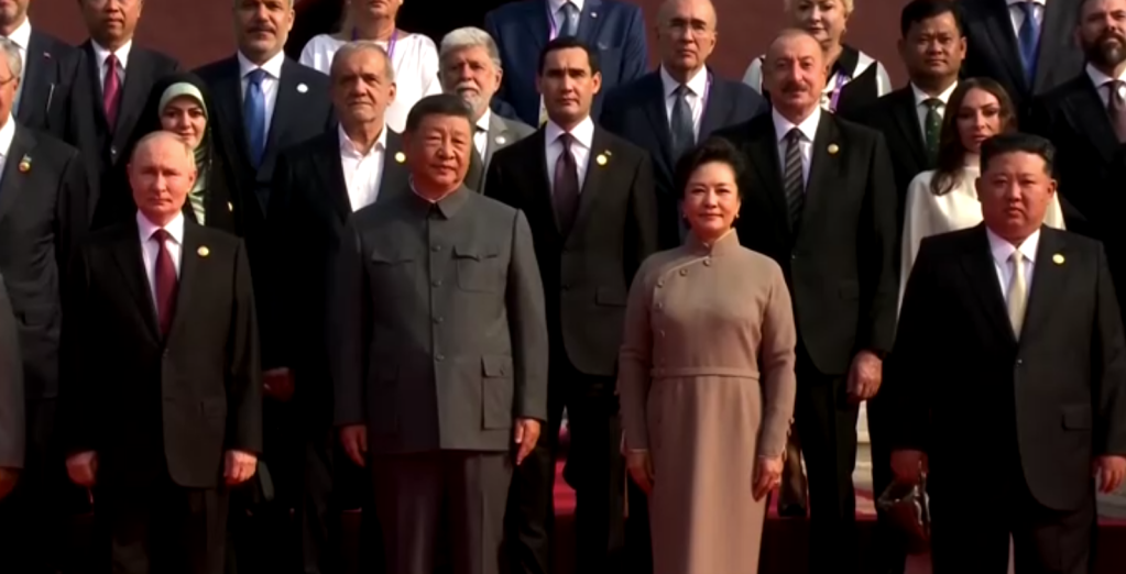 Xi Jinping, Vladimir Putin e Kim Jong-un aparecem juntos pela primeira vez no grande desfile militar de Pequim