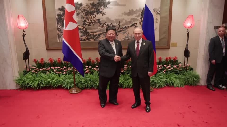 O líder norte-coreano, Kim Jong-un e o presidente russo, Vladimir Putin, em encontro após o desfile militar chinês