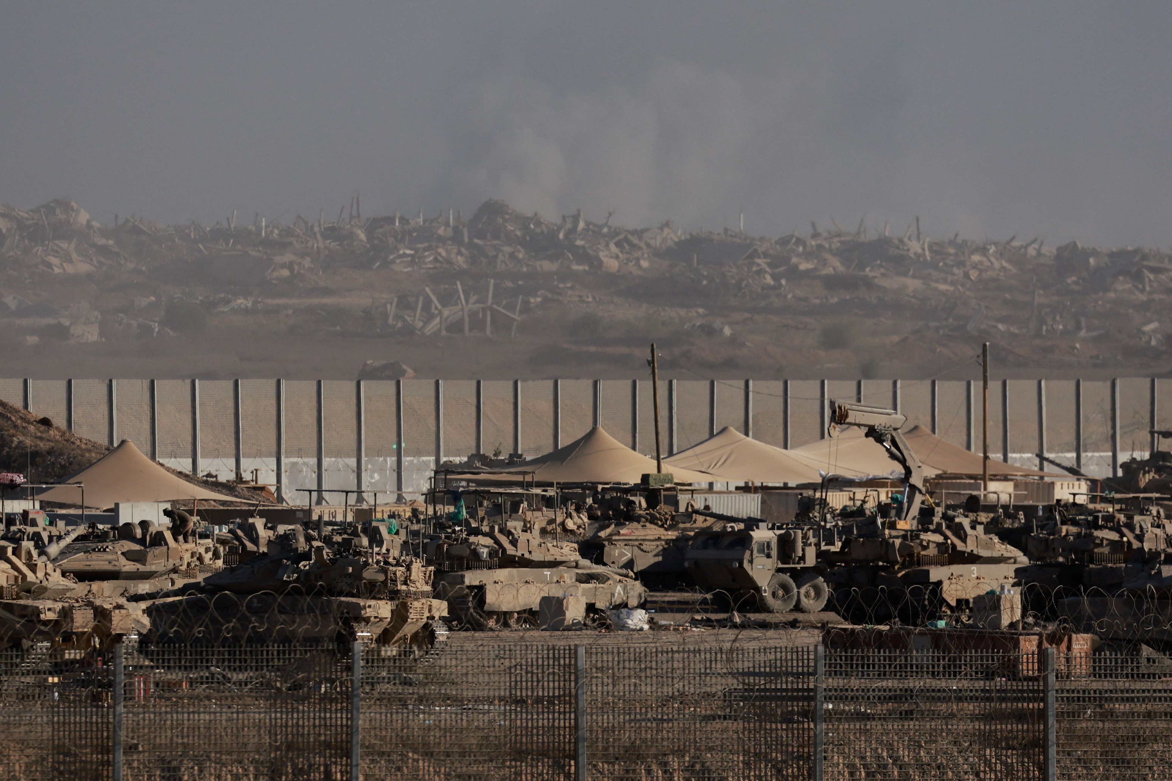 Veículos militares israelenses ao longo da fronteira com Gaza