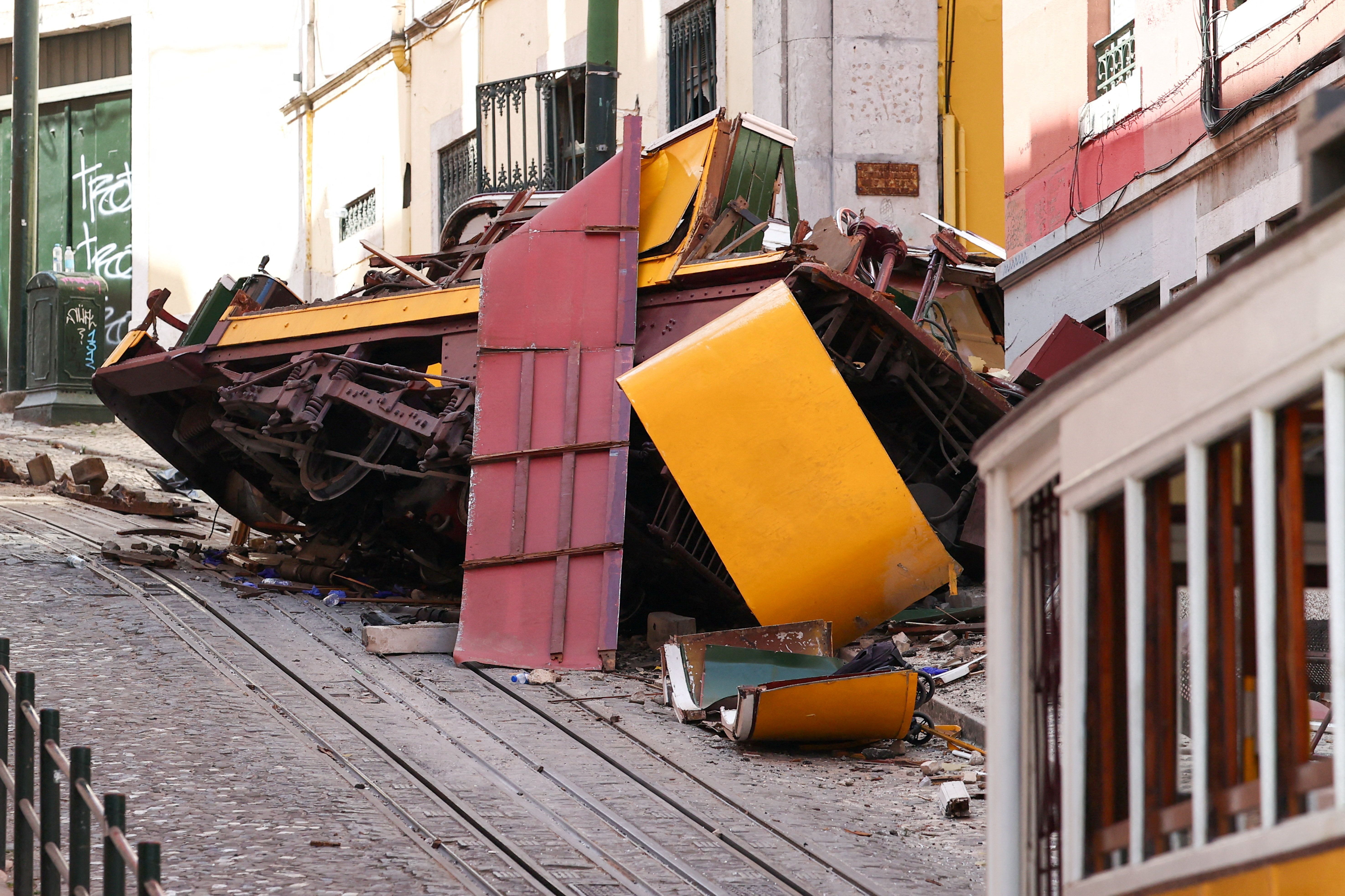 Destroços de vagão após acidente no Elevador da Glória em Lisboa
