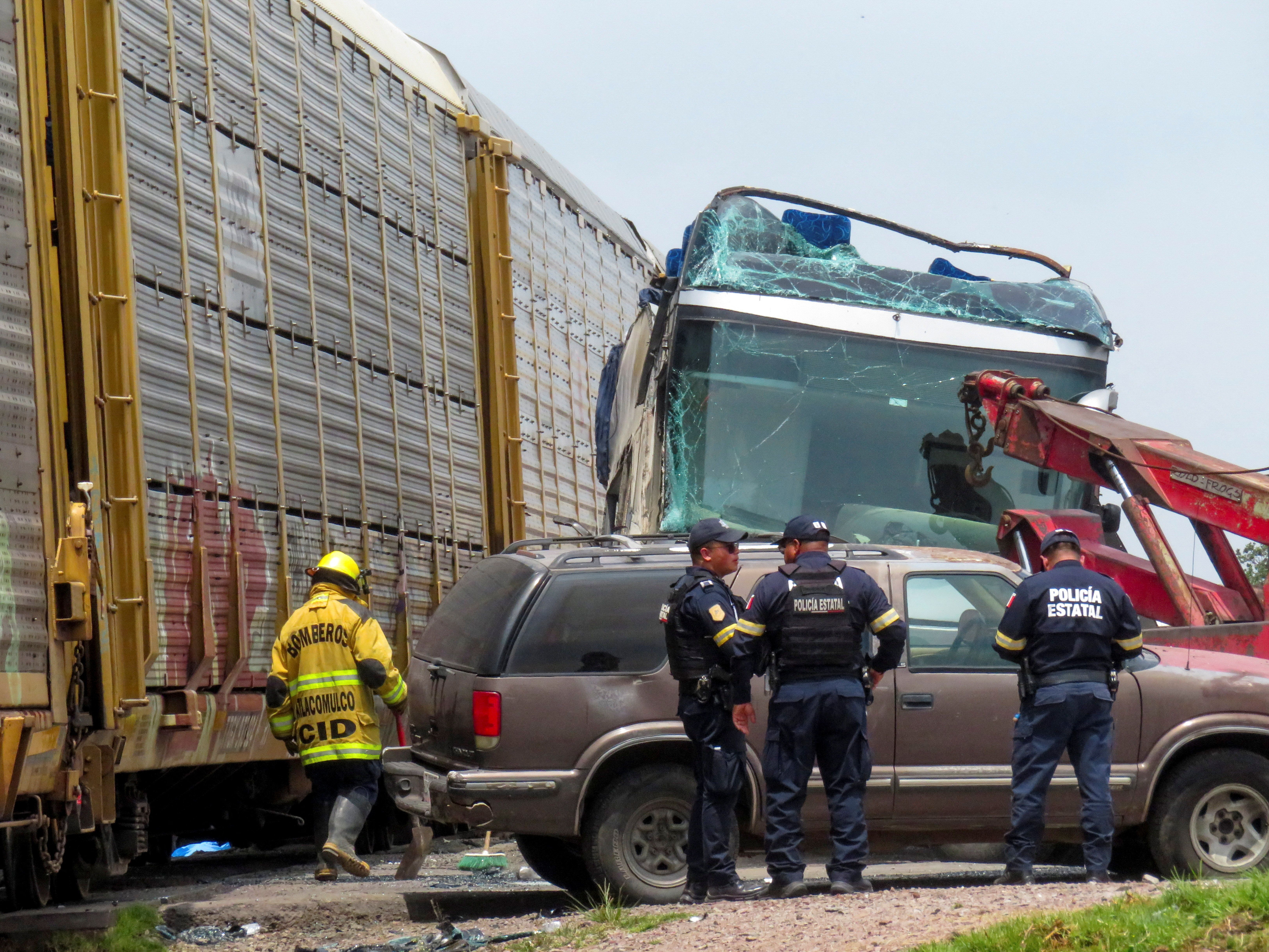 Acidente entre ônibus e trem no México