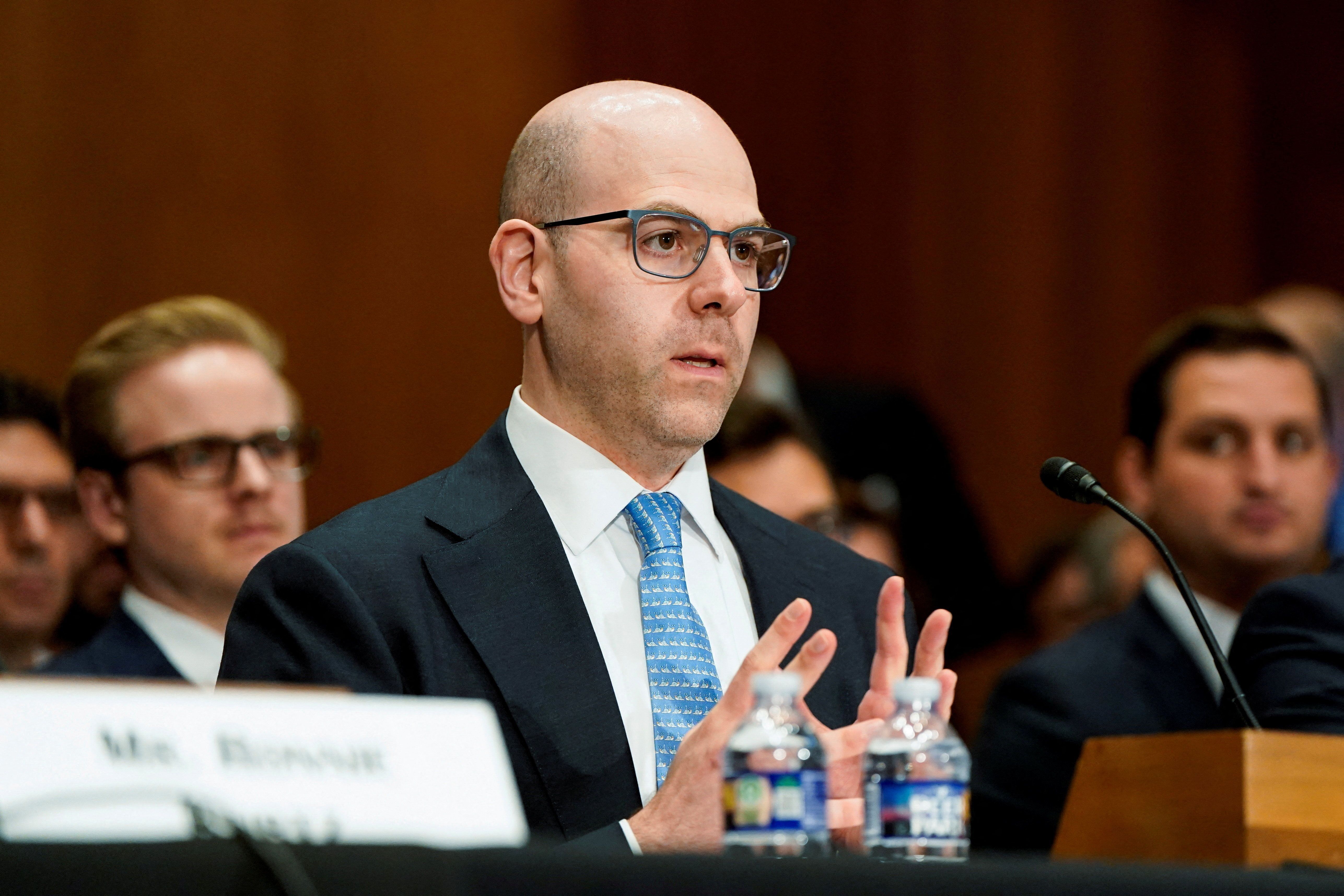 Stephen Miran, indicado pelo presidente dos EUA, Donald Trump, para a diretoria do Federal Reserve, participa de audiência no Senado, em Washington, EUA