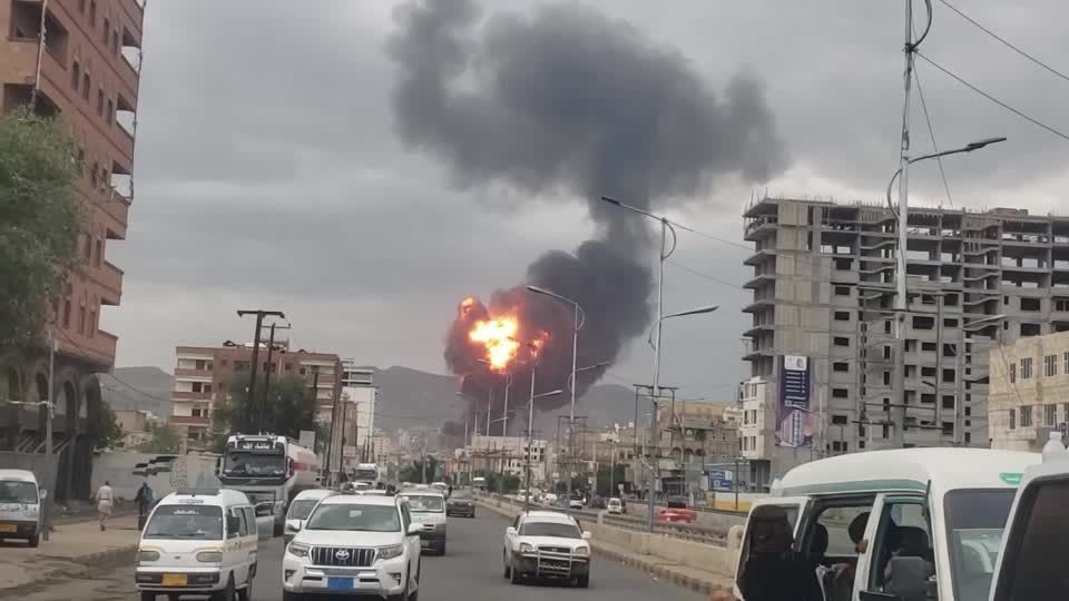 Fumaça sobe de local de ataque aéreo de Israel em Sanaa, capital do Iêmen