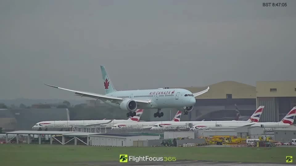 Aviões pousando no Aeroporto de Heathrow em meio a interrupções causadas por ataques cibernéticos