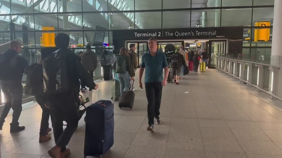 Fila de passageiros no aeroporto de Heathrow, em Londres, após ataque cibernético.