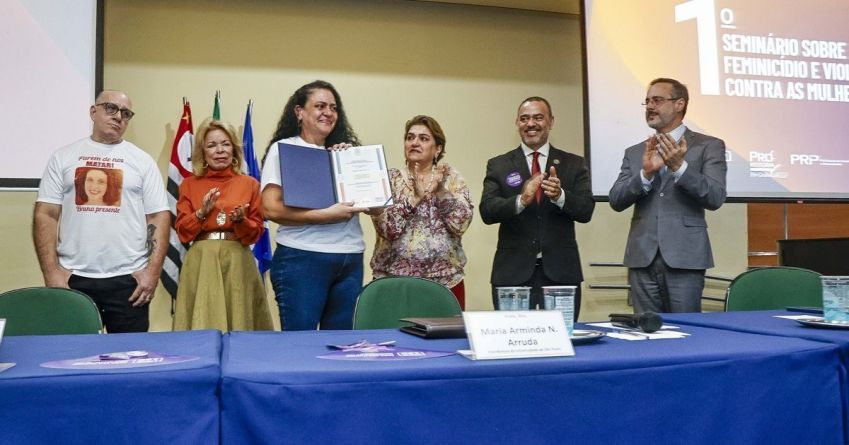 Família da vítima recebe diploma póstumo em homenagem a filha • Reprodução / USP