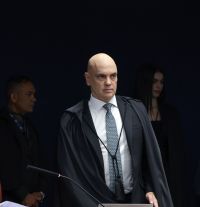 Análise: Moraes critica anistia, dá recado a Eduardo e faz gesto a Fux