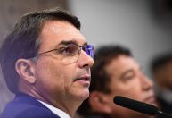 Bolsonaro "não está com saúde" e "segue firme, mas indignado", diz Flávio