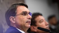 Bolsonaro "não está com saúde" e "segue firme, mas indignado", diz Flávio