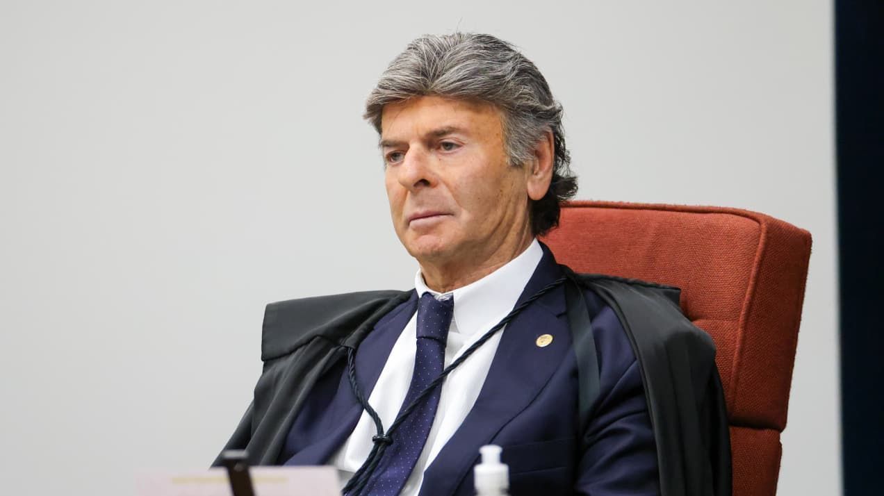 Imagem de destaque do post: Fux inicia voto e diz que "não compete ao STF realizar juízo político"